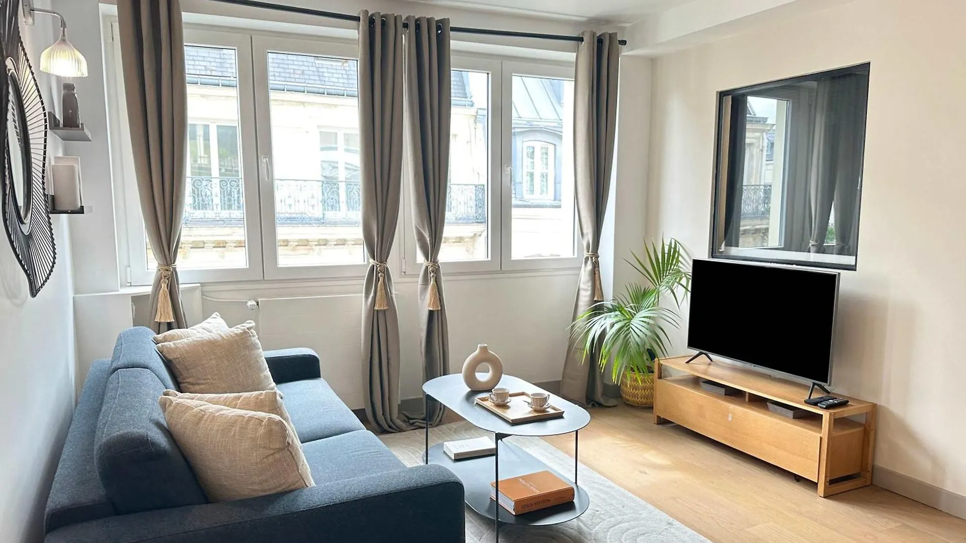 Brand New Near La Madeleine * Parijs